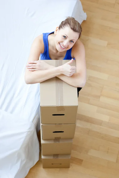 Mulher brilhante está movendo várias caixas — Fotografia de Stock
