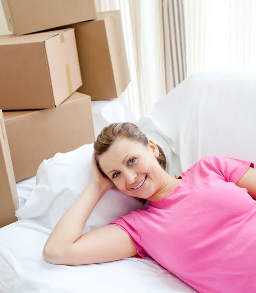 Mutlu kadın kutuları ile bir kanepede rahatlatıcı — Stok fotoğraf