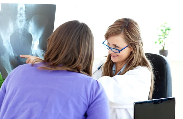 Médica encantada apontando um raio-x — Fotografia de Stock