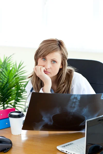 Gelukkig vrouwelijke arts houden een radiografie — Stockfoto