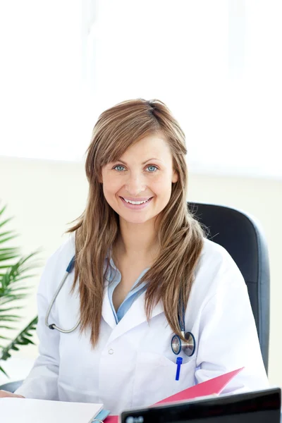 Uśmiechnięta kobieta lekarz patrząc na kamery — Zdjęcie stockowe