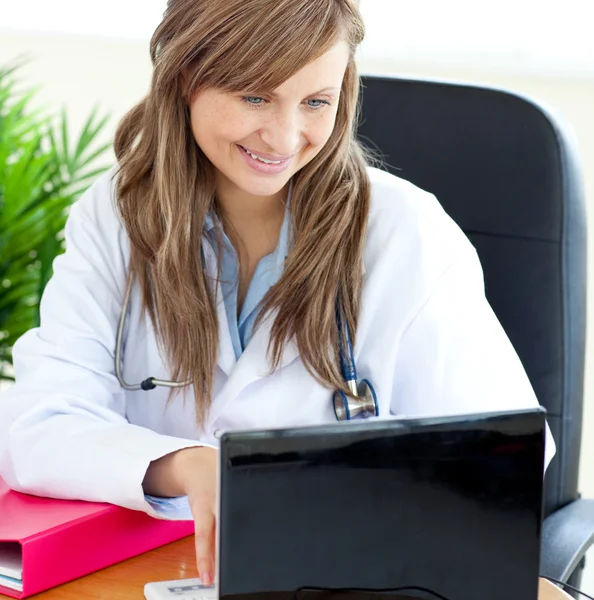 Aufgeweckte Ärztin arbeitet mit Laptop — Stockfoto