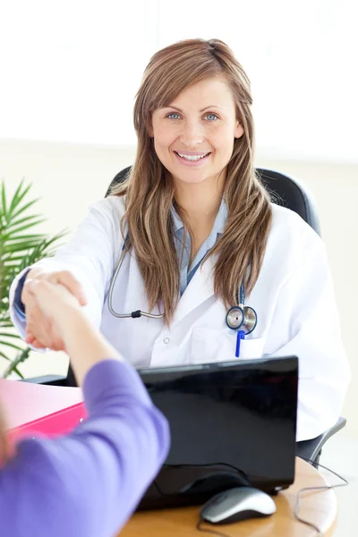 Zachwycony kobieta lekarz drżenie ręki — Zdjęcie stockowe