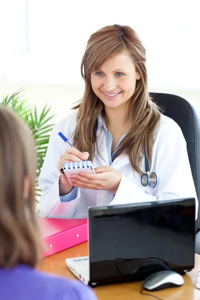 Szczęśliwa kobieta lekarz robi rozpoznanie — Zdjęcie stockowe