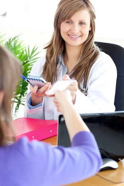 Self-assured female doctor doing a diagnosis — Stock Photo, Image