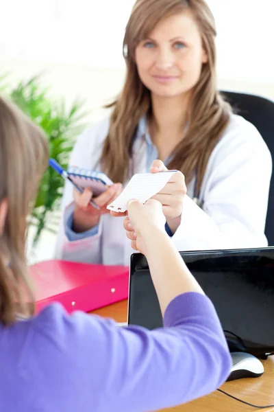 Kendine güvenen kadın doktor bir teşhis yapmak — Stockfoto