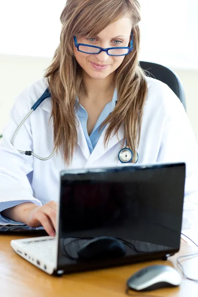 Glad kvinnliga läkare arbetar — Stockfoto