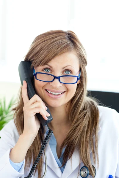 Uśmiechnięta kobieta lekarz rozmawia przez telefon — Zdjęcie stockowe