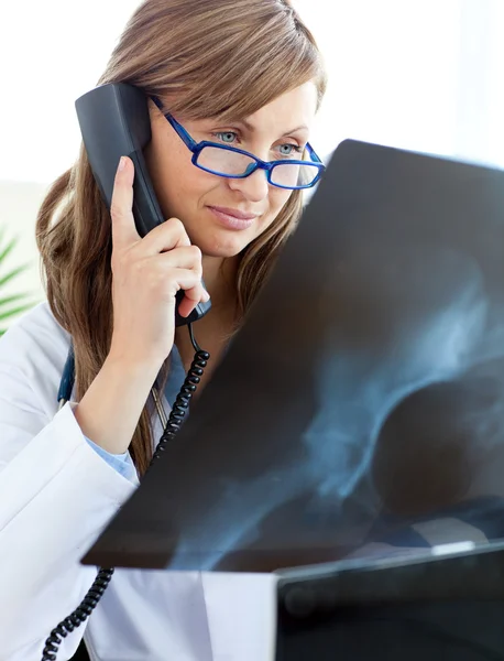 Концентрированная женщина-врач разговаривает по телефону — стоковое фото