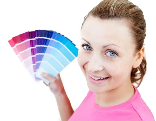Mulher caucasiana choising cores — Fotografia de Stock