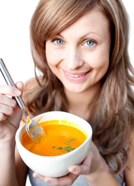 Femme mignonne tenant un bol à soupe — Photo