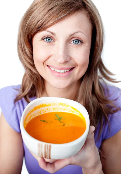 Счастливая женщина с тарелкой супа — стоковое фото