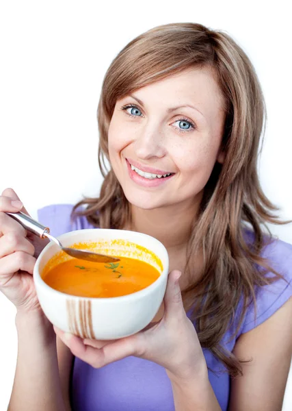 Mulher animada segurando uma tigela de sopa — Fotografia de Stock