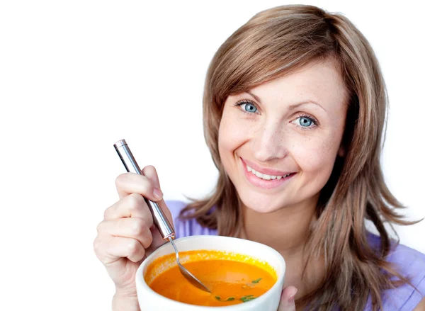 Радісна жінка тримає миску з супом — стокове фото