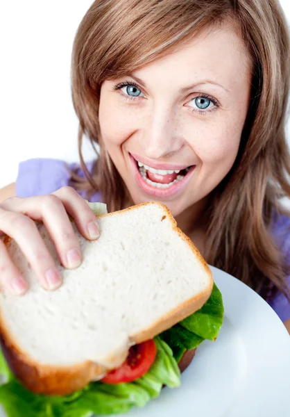 Όμορφη γυναίκα, κρατώντας ένα σάντουιτς — Φωτογραφία Αρχείου