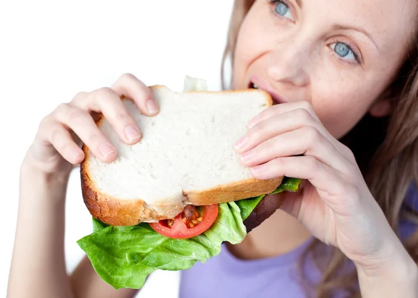Hungrige Frau hält ein Sandwich — Stockfoto