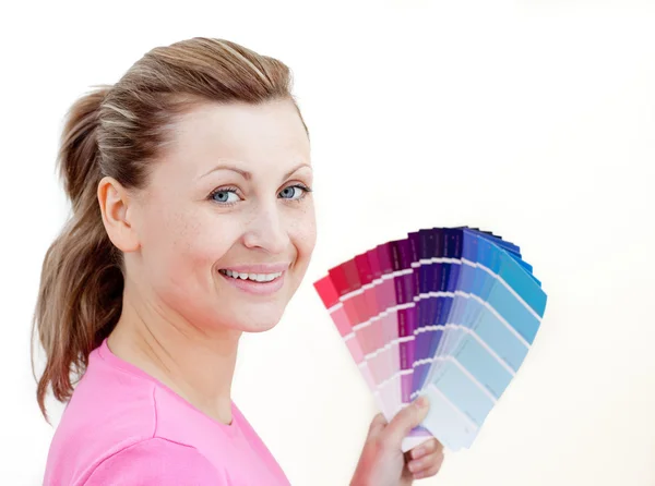 Mujer brillante eligiendo colores —  Fotos de Stock