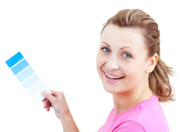 Mujer bonita eligiendo colores — Foto de Stock