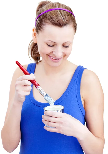 Gelukkige vrouw met behulp van een penseel — Stockfoto
