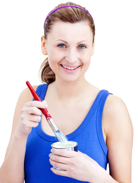 Aantrekkelijke vrouw met behulp van een penseel — Stockfoto