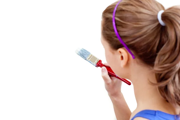 Donna caucasica utilizzando un pennello — Foto Stock