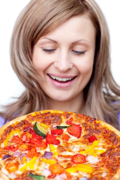Ακτινοβόλο γυναίκα που κρατά μια πίτσα — Φωτογραφία Αρχείου