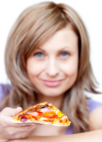 Aantrekkelijke vrouw houdt van een pizza — Stockfoto