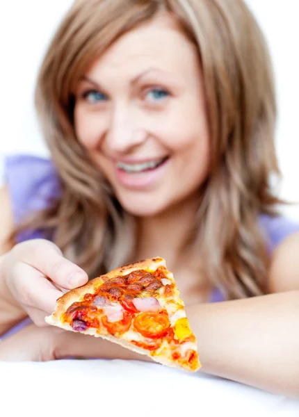Mulher encantada segurando uma pizza — Fotografia de Stock