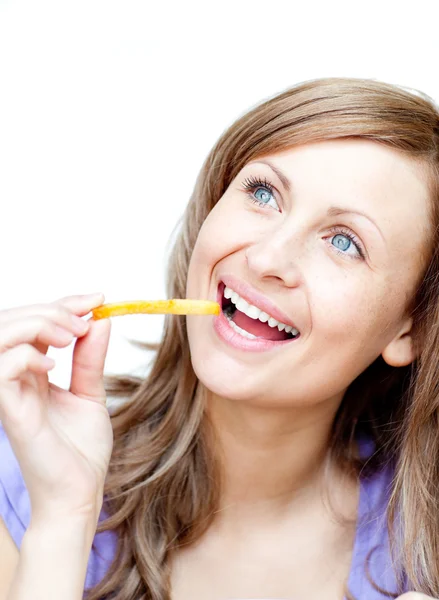 Mulher caucasiana segurando chips — Fotografia de Stock