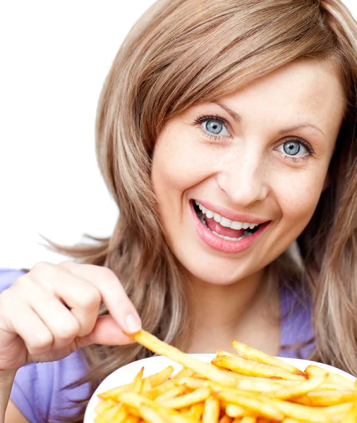 Счастливая женщина с чипсами — стоковое фото