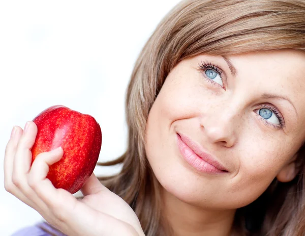 Helle Frau mit einem Apfel in der Hand — Stockfoto