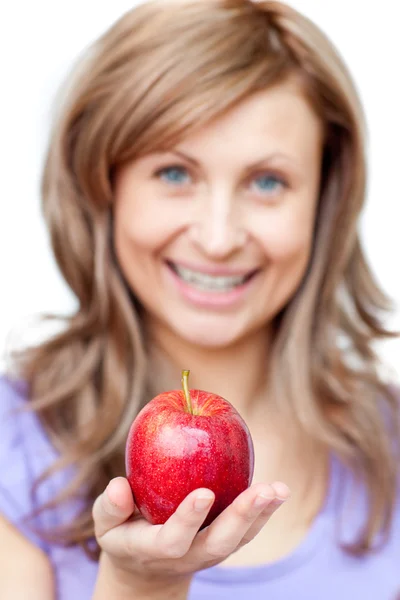 Приваблива жінка тримає яблуко — стокове фото