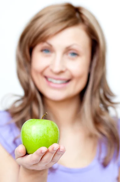 Улыбающаяся женщина держит яблоко — стоковое фото