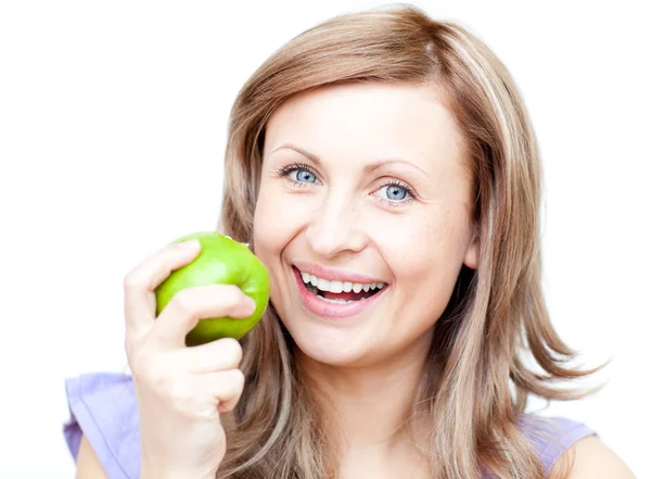 Mulher encantada segurando uma maçã — Fotografia de Stock