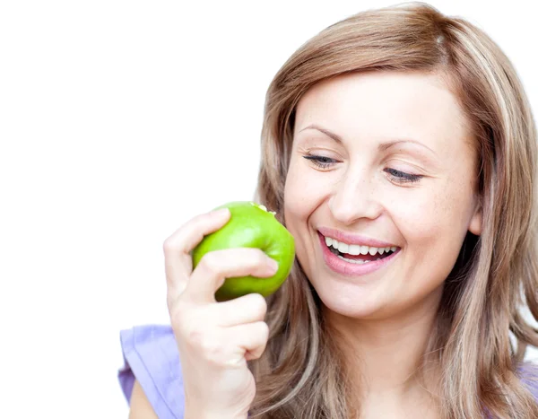 Glückliche Frau mit einem Apfel in der Hand — Stockfoto