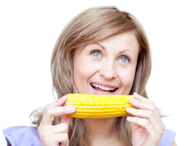 Сяюча жінка тримає кукурудзу — стокове фото
