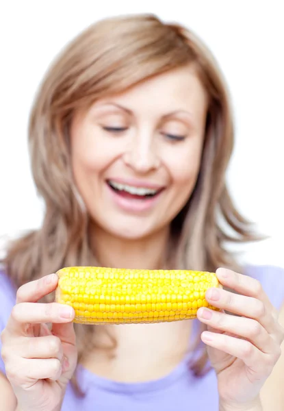 Усміхнена жінка тримає кукурудзу — стокове фото