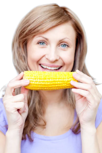 Piękna kobieta trzyma kukurydzy — Zdjęcie stockowe