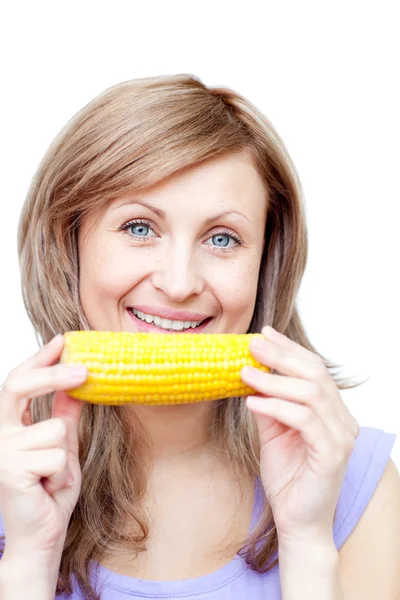 Приваблива жінка тримає кукурудзу — стокове фото