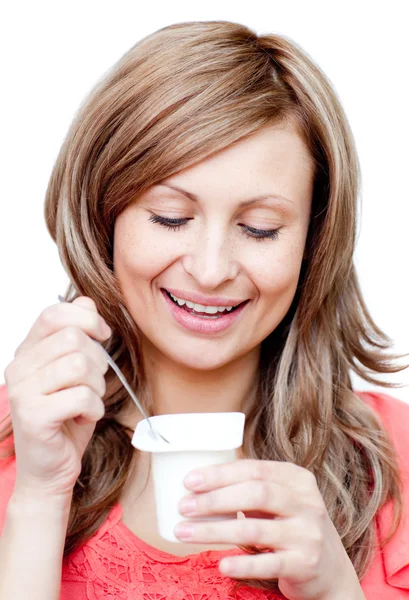 Femme rayonnante mangeant un yaourt — Photo