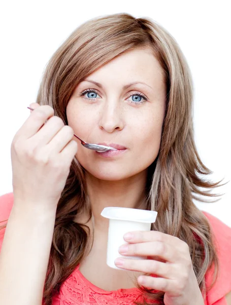 Mulher atraente comendo um iogurte — Fotografia de Stock