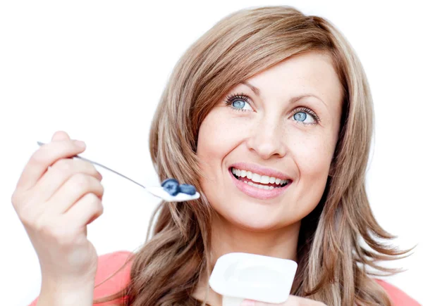 Glada kvinna äta en yoghurt — Stockfoto
