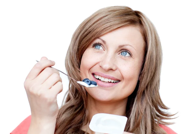 Щаслива жінка їсть йогурт — стокове фото