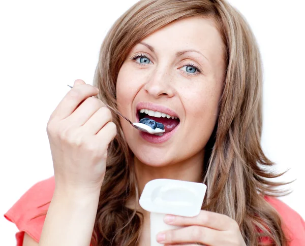 Aufgeweckte Frau isst einen Joghurt — Stockfoto