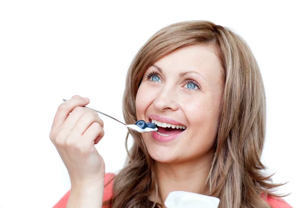Милая женщина ест йогурт — стоковое фото