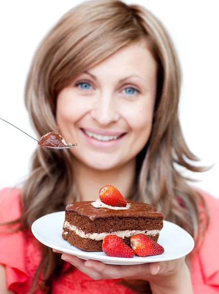 Donna allegra mangiare una torta — Foto Stock