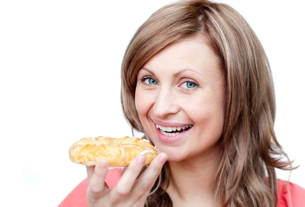 Aufgeweckte Frau isst einen Kuchen — Stockfoto