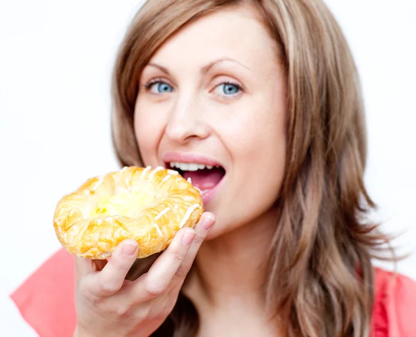 Attraktive Frau isst einen Kuchen — Stockfoto