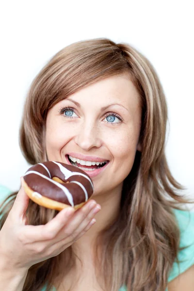 Mujer hambrienta comiendo un pastel —  Fotos de Stock