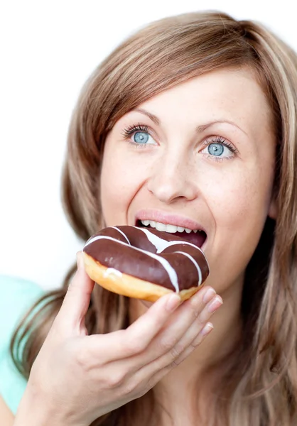 Mujer caucásica comiendo un pastel —  Fotos de Stock